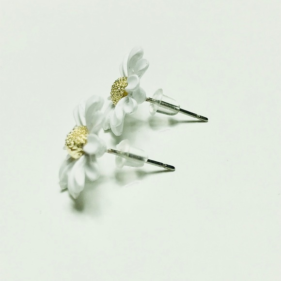 ⭐️HOST PICK⭐️ 18KT GOLD-PLATED Daisy Stud Earrings - Picture 7 of 12